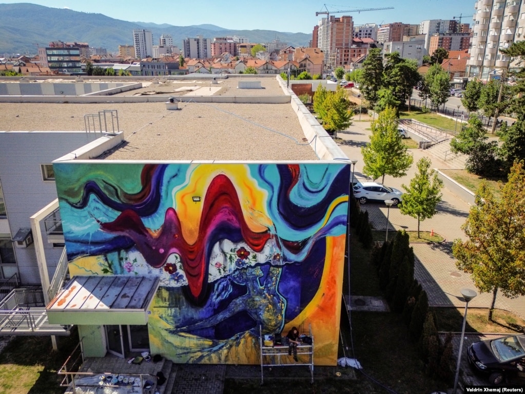 Artistja kosovare, Lebibe Topalli, duke punuar një mural për edicionin e dhjetë të Mural Fest-it, më 19 shtator.