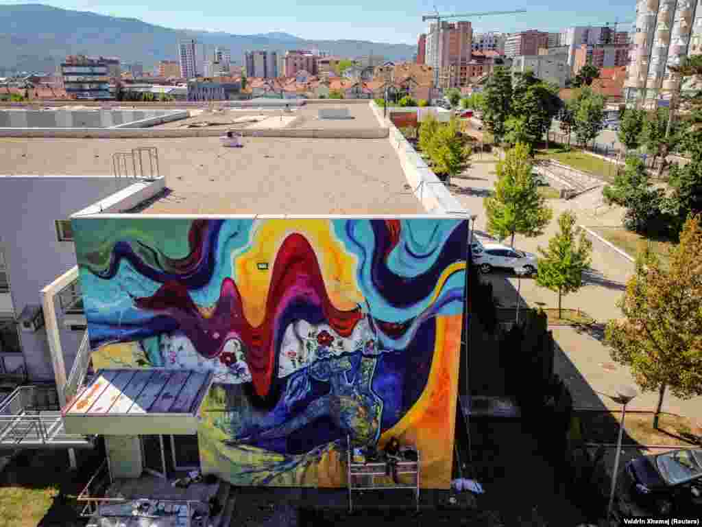 Artistja kosovare, Lebibe Topalli, duke punuar një mural për edicionin e dhjetë të Mural Fest-it, më 19 shtator.