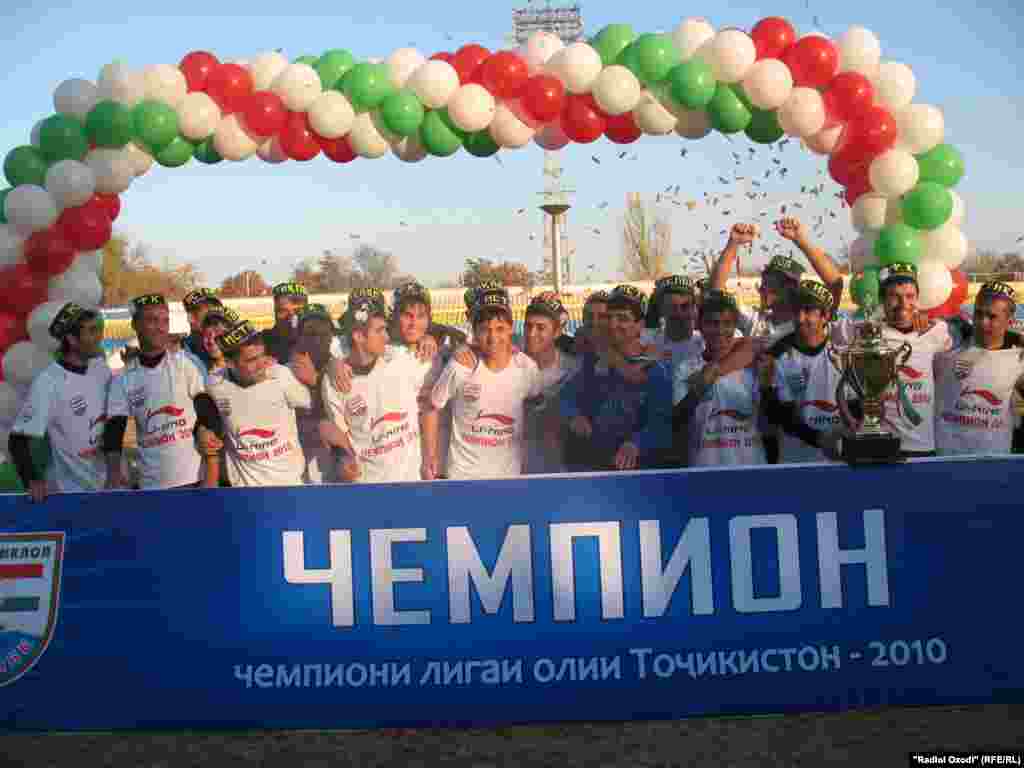 Tajik football team of "Istiqlol" celebrates it victory, 29Nov2010 