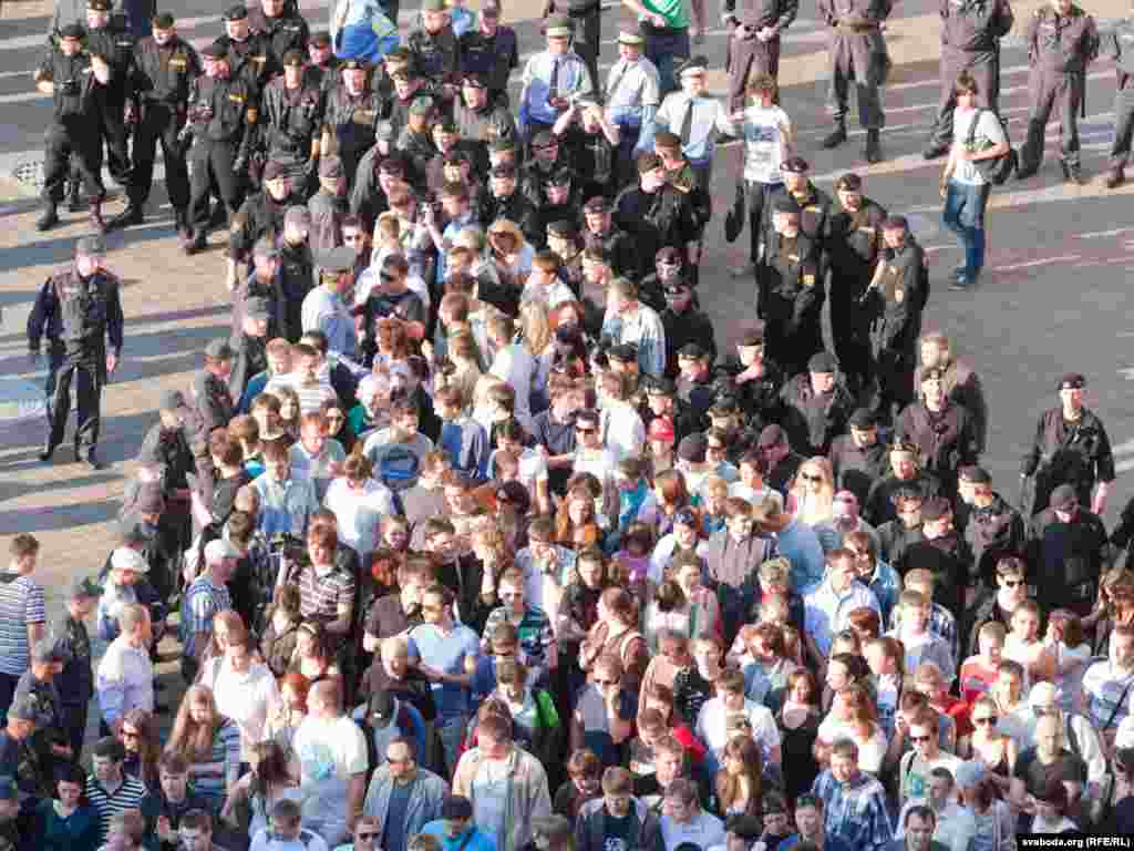 Up to a thousand people gathered, but were blocked by Minsk police.