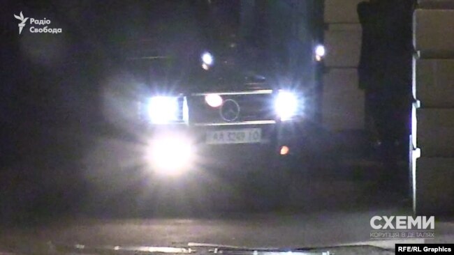 З території офісу Порошенка виїхала автівка, якою користується екс-голова адміністрації Януковича Сергій Льовочкін З території офісу Порошенка виїхала автівка, якою користується екс-голова адміністрації Януковича Сергій Льовочкін