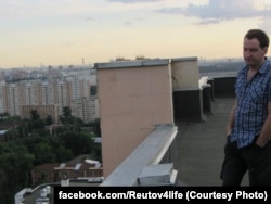 Евгений Куракин на крыше своего дома