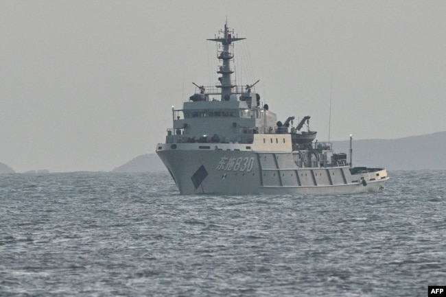 Тайваньға тақау Пинтань аралы маңында теңізде жүзіп жүрген Қытай әскери кемесі. 29 желтоқсан, 2025 жыл.