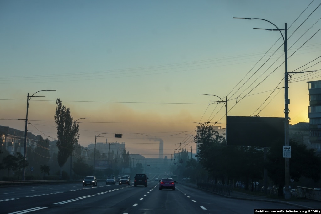 Banorët e Kievit u zgjuan më 28 gusht me një agim të mjegullt, teksa tymi nga zjarret e shkaktuara nga sulmi rus shpërndahej në dritën e mëngjesit.