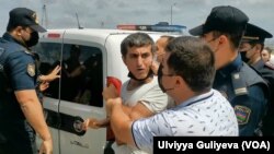 Elxan Mirzəyev  "Toplan" Sahibsiz İtlərə Qayğı Mərkəzinin önündəki aksiyada