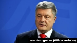 Порошенко пропонував Зеленському зустрітися на стадіоні 14 квітня