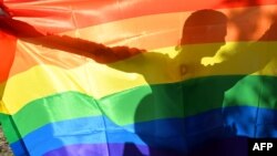 Kiýew şäherinde geçirilen gomoseksual paradyndan bir pursat. Ukraina. 25-nji maý, 2013 ý. 