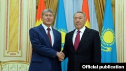 Atambayev (solda) və Nazarbayev daha mehriban keçmişdə (7 noyabr 2014)