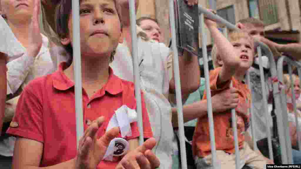 Young protesters wore white ribbons, a symbol of Russia&#39;s pro-democracy movement.