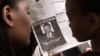 Čitaoci gledaju novine u kojima je objavljena poternica za Felisijenom Kabugom u Najrobiju 2002. godine