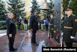 Міністр оборони України Андрій Таран (ліворуч) і міністр оборони США Ллойд Остін (посередині) під час вшанування загиблих у боях за Україну. Київ, 19 жовтня 2021 року