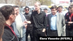 Олег Шеин с водителями маршруток, приехавшими поддержать его голодовку и протестующих против власти, которая лишает их работы