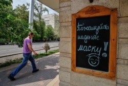 Мужчина идет по улице. Алматы, 25 апреля 2020 года.