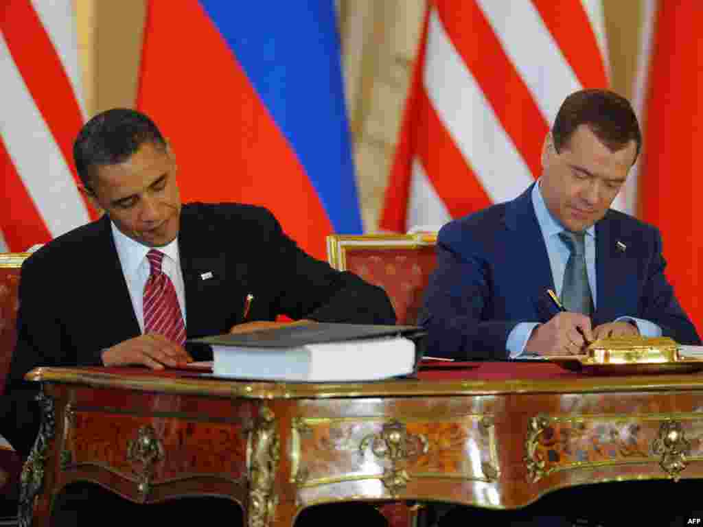 دمیتری مدودف (راست)، رییس جمهور روسیه و باراک اوباما، رییس جمهور آمریکا