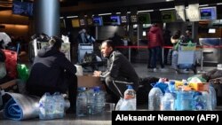 Državljani centralnoazijskih zemalja ostali su na moskovskom aerodromu nakon što su bivše sovjetske države zatvorile svoje granice