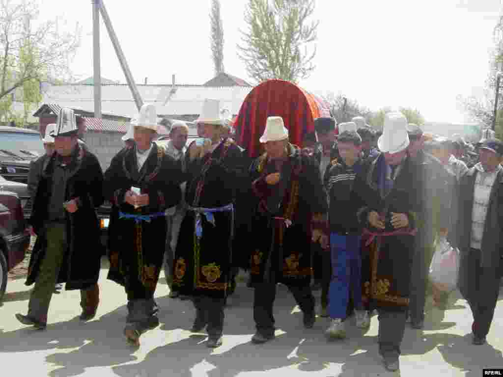 Маркумдун сөөгү өз айылындагы көрүстөнгө коюлду - Kyrgyzstan -- Funeral the deputy of parliament Sanjar Kadyraliev, Village Kyzyl-Senir Uzgen district,16april2009