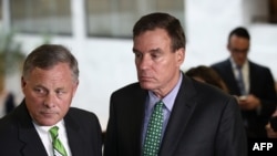Американские сенаторы Ричар Бёрр (слева) и Марк Уорнер, лидер комитета по разведке. Вашингтон, 23 мая 2017 года.