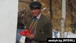 Кышында помидор, бадыраң өстүргөн нарындык дыйкан Моңолбек Султанбаев.
