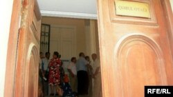 Gen MMC-nin zərərçəkənləri Bakı şəhər İcra Hakimiyyətinin qəbul otağında çoxsaylı şikayətlərdən birində. 29 avqust 2008