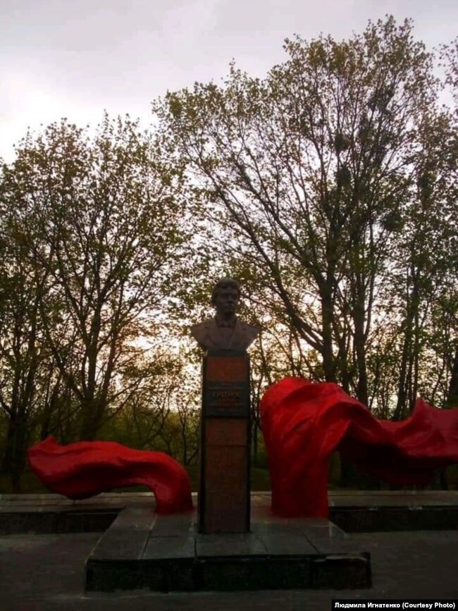 Памятник одному из первых ликвидаторов Виктору Кибенку в Иванкове (архив Игнатенко)
