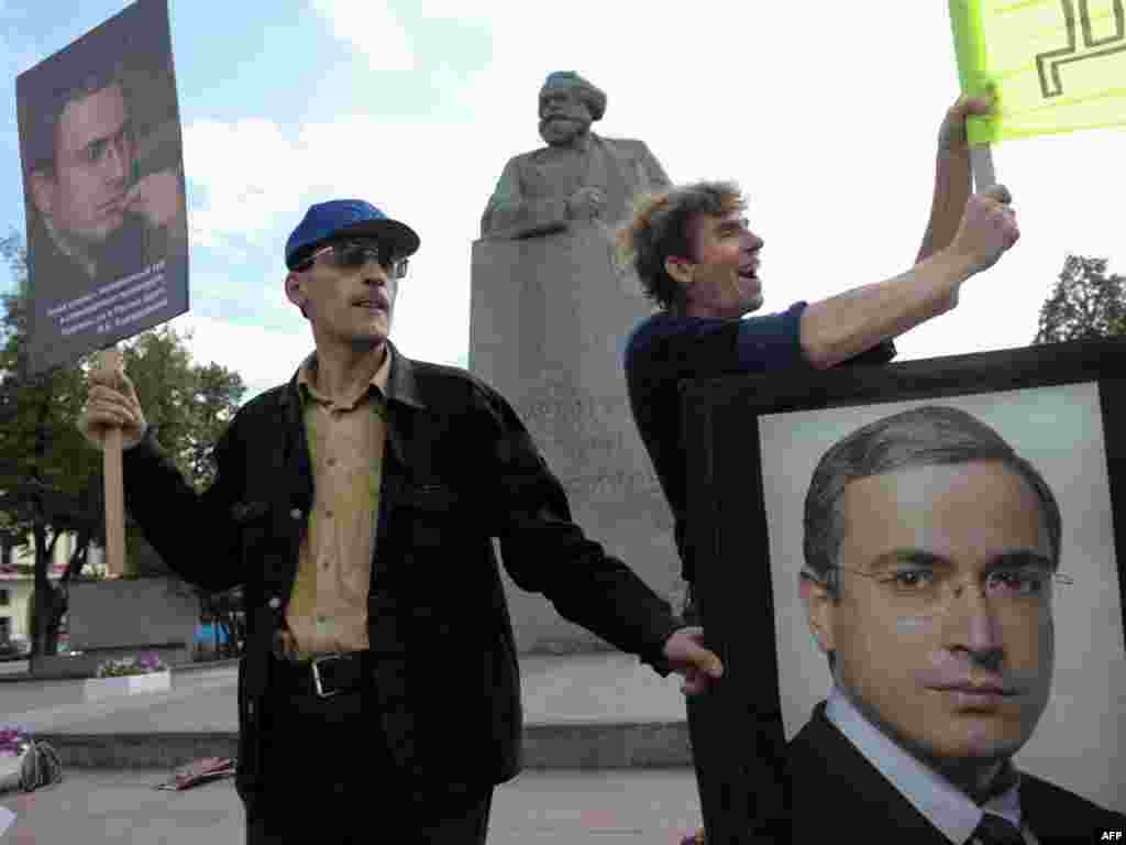 Demonstrație a suporterilor lui Hodorkovski la 27 august 2009, în timp ce procurorii anunțau noi capete de acuzare împotriva oligarhului. 