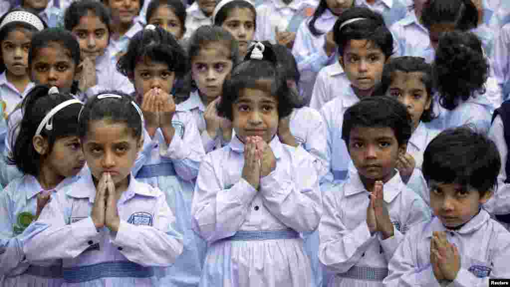 Pakistanda balaca uşaqlar xəstəxanada müalicə olunan balaca Malalanın sağalması üçün dua edirlər.&nbsp; 