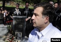 Михаил Саакашвили на могиле Мелитона Кантария, 2011