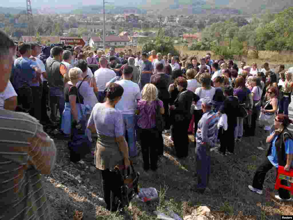 Srbi sa Kosova okupljeni u selu Župče, u blizini Zubin Potoka, 19.09.2011. Foto: Reuters / Marko Đurica 