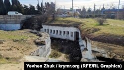 Небольшой участок оборонительного рва с полуразрушенным кофром