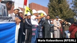 Участники митинга, требующие национализации Кумтора. Иссык-Кульская область, 23 октября 2013 года.