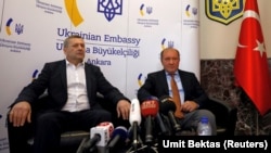 Ахтем Чийгоз та Ільмі Умеров під час прес-конференції в українському посольстві в Анкарі, жовтень 2017 року