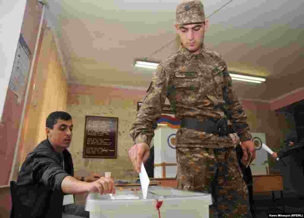 Armenia -- Armenians vote in parliamentary elections, Yerevan, 06May2012