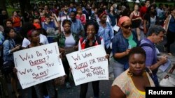 Люди у Нью-Йорку вийшли на протест через вбивство Майкла Брауна, який був застрелений 9 серпня у Фергюсоні, штат Міссурі, 14 серпня 2014 року