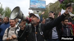 Armenia - Opposition leader Nikol Pashinian appeals to people during a demonstration in Yerevan, 13 April 2018.