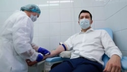 Антон Алиханов на прививке