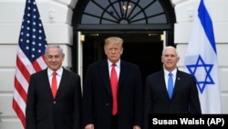 Cолдан оңға қарай: Израиль премьер-министрі Биньямин Нетаньяху, АҚШ президенті Дональд Трамп және АҚШ вице-президенті Майкл Пенс. Вашингтон, 25 наурыз 2019 жыл. 