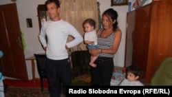 Драган и Благородна Димитриевски со нивните две деца.