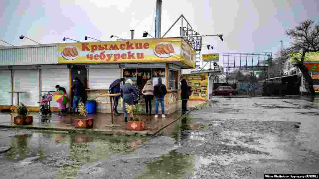 Ларьок з чебуреками &ndash; найпопулярніше місце на набережній Алушти в таку погоду