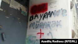 "Qul bayramınız mübarək" yazısı məhəllə divarlarında. 06dek2016