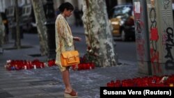 Скорбящая женщина на месте теракта в Барселоне. 20 августа 2017 года.