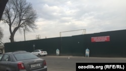 Yonib ketgan "Jo‘rabek" masjidi o‘rni balandligi 4 metrli devor bilan o‘rab qo‘yilgan. 2015, 26 yanvarь