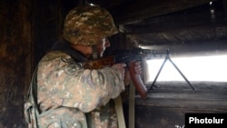 Հայկական բանակի զինծառայողը մարտական հերթապահություն է իրականացնում Ադրբեջանի հետ սահմանին, արխիվ