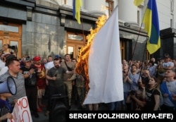 Під час акції біля Адміністрації президента України, на якій спалили білий «прапор капітуляції». Київ, 10 червня 2019 року