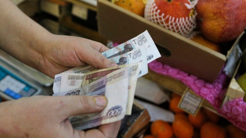 Отстающий Крым: довольны ли крымчане зарплатами?