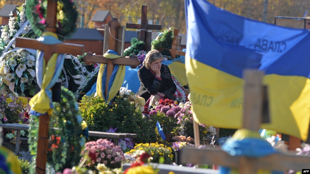 Біля могил військових і волонтерів, що загинули на Донбасі, Львів 1 листопада 2015 року