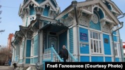 Глеб Голованов на крыльце дома купца Голованова в Томске