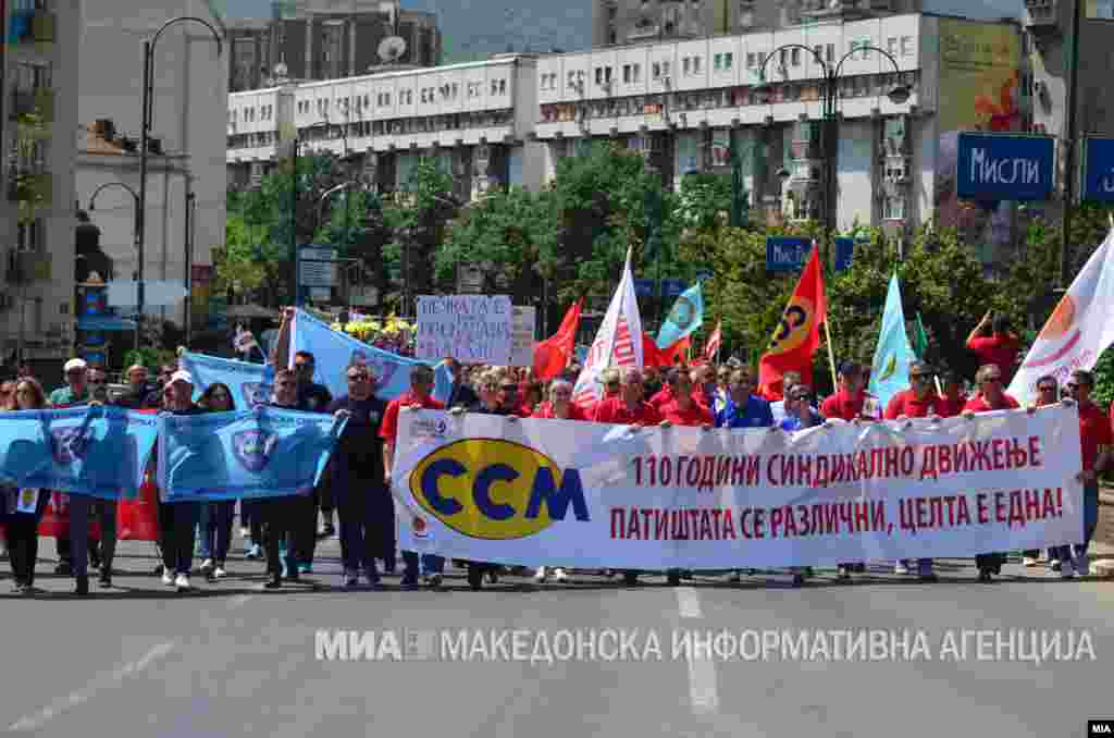 МАКЕДОНИЈА - Подобар закон за работни односи и подобар колективен договор, К-15 и стоп за мобингот се дел од барањата кои синдикатите на првомајските протести во Скопје ги доставија до Владата. Протестите, организирани од пет различни синдикати почнаа на пет различни места, но сепак завршија заедно пред Владата.
