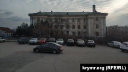 Парковка автомобилей напротив здания интерната, рядом с Малаховым курганом