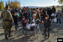 Сирийские беженцы направляются в транзитный лагерь в Македонии, ноябрь 2015