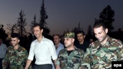 Bašar al Asad sa vojnicima
